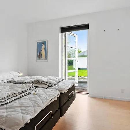 2 Bedroom Beautiful In Dom wakacyjny *