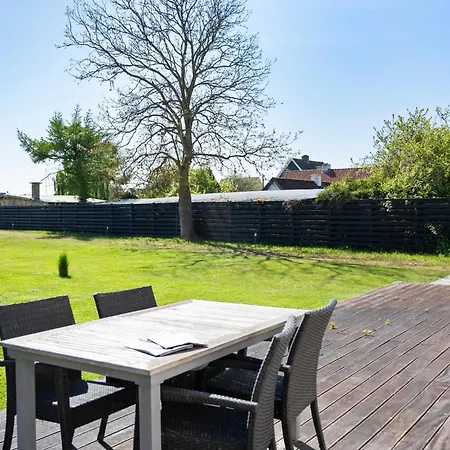 2 Bedroom Beautiful In Dom wakacyjny *